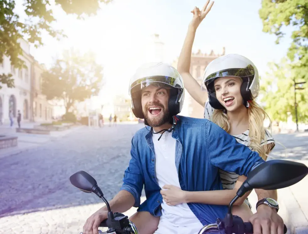 casal feliz montando na moto