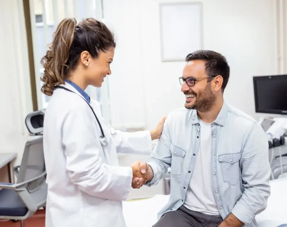 homem sorrindo cumprimentando médica