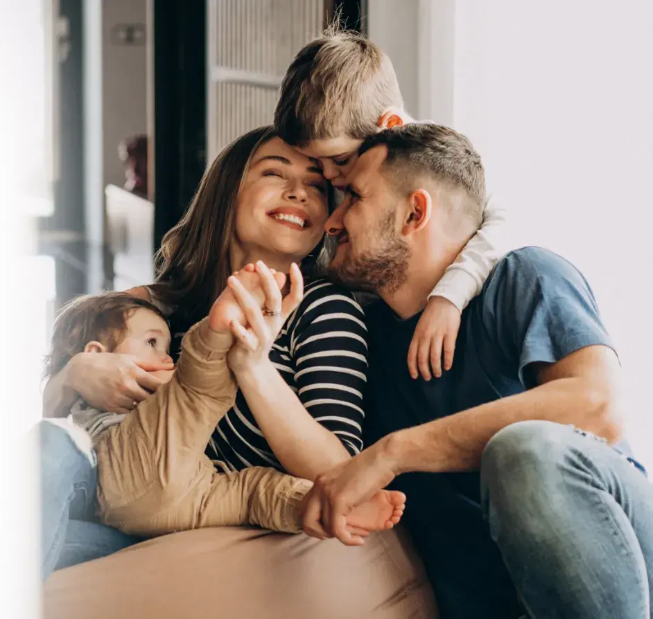 família jovem feliz com um filho sobre sofá