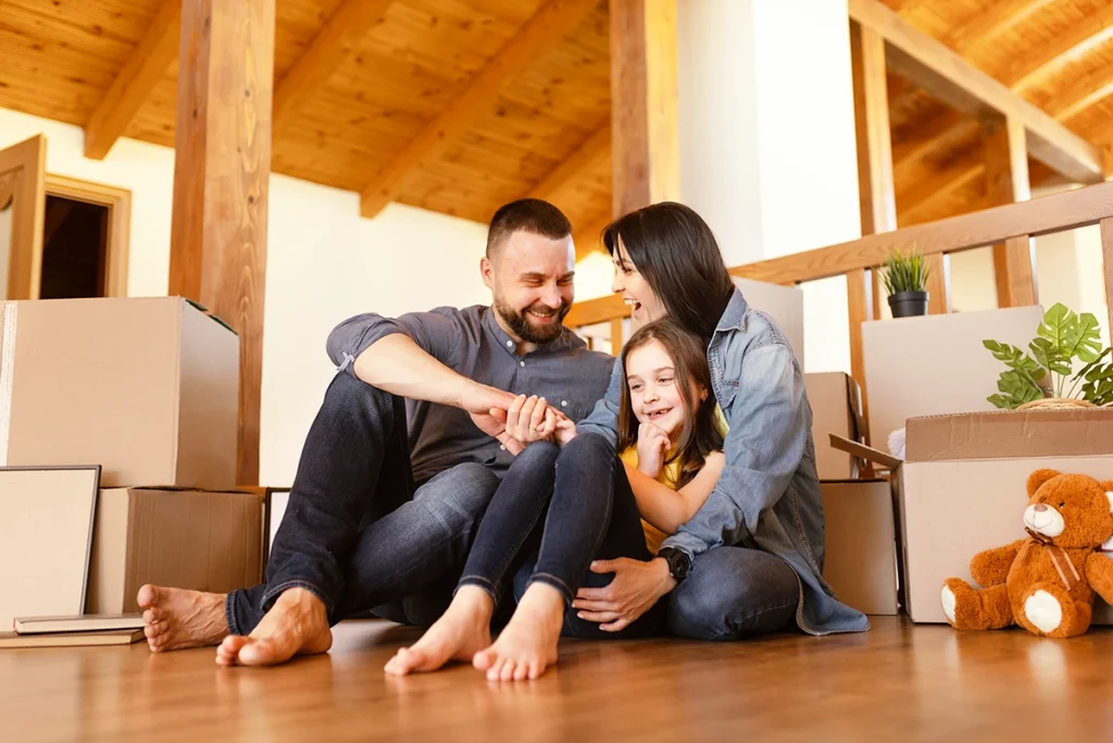 família feliz, casal com um filho brincando ao chão da sala