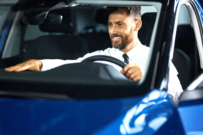 homem dentro do carro