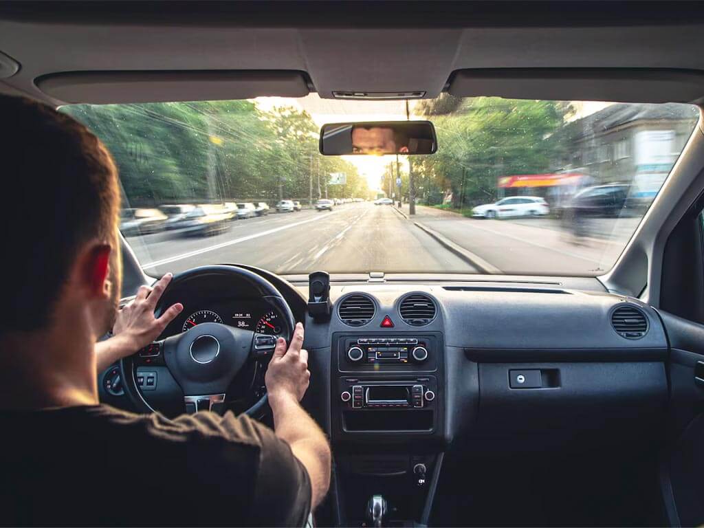 interior-de-carro-e-homem-ao-volante-pista-a-frente-com-carros